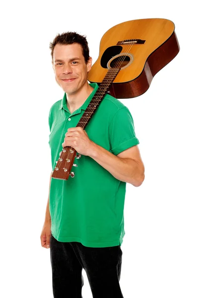 Bel homme décontracté avec guitare sur les épaules — Photo