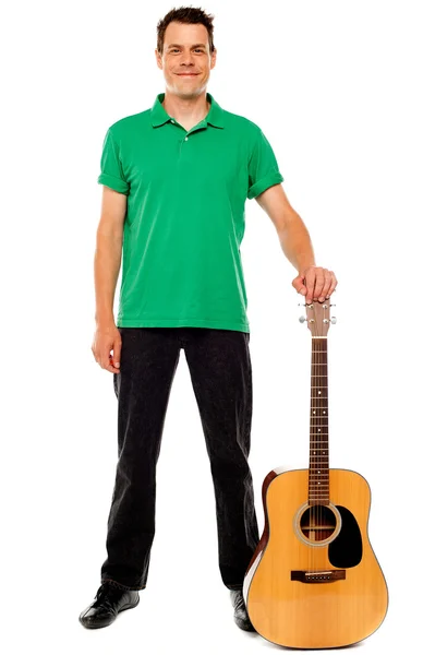 Young guitarist standing with guitar — Stock Photo, Image