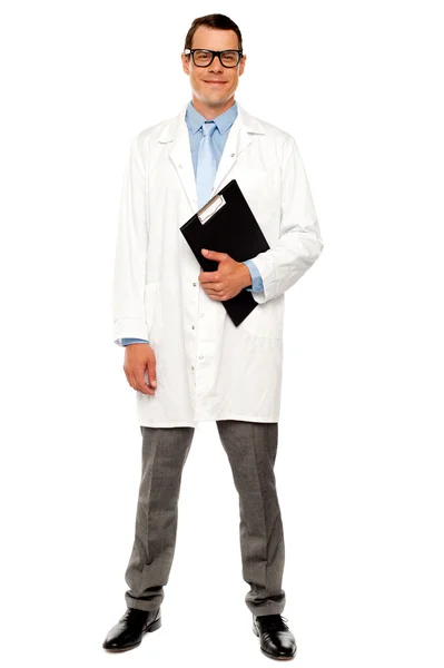 Largura completa del médico posando con portapapeles — Foto de Stock