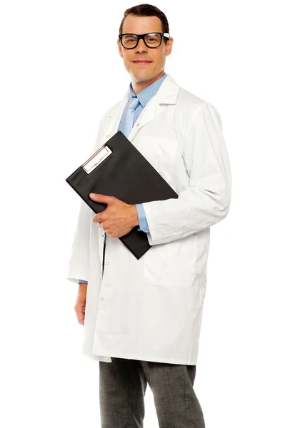 Doutor em óculos carregando prancheta — Fotografia de Stock