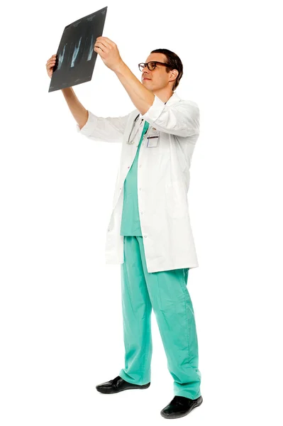 Erfaren kirurg tittar på patientens röntgen — Stockfoto