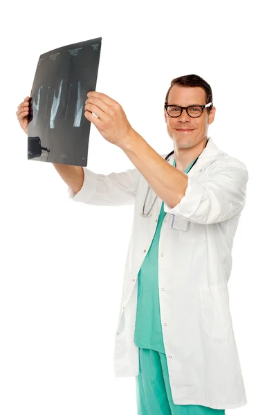 Médico especialista examinando pacientes raio-x — Fotografia de Stock