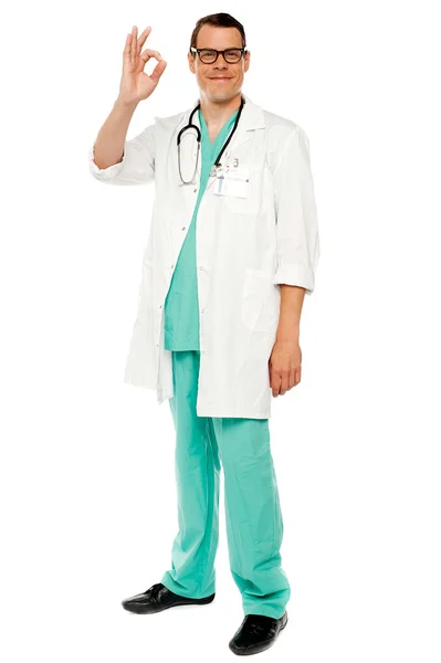 Médico mostrando excelente gesto — Fotografia de Stock