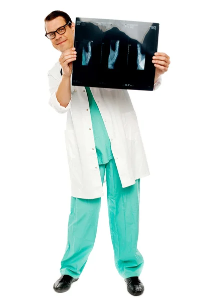 年轻的外科医生显示病人的 x 光报告 — 图库照片