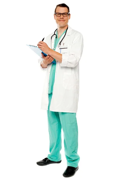 Pełnej długości portret lekarza pisze receptę — Zdjęcie stockowe
