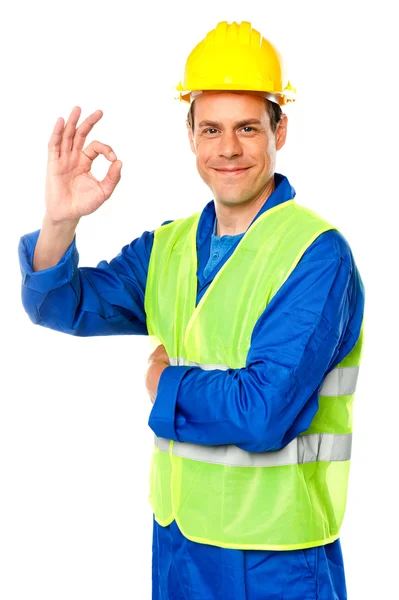 Красивый молодой работник жестом хорошо знак — стоковое фото