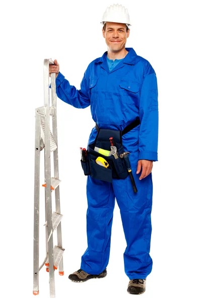 Reparador com uma escada rolante e saco de ferramentas — Fotografia de Stock