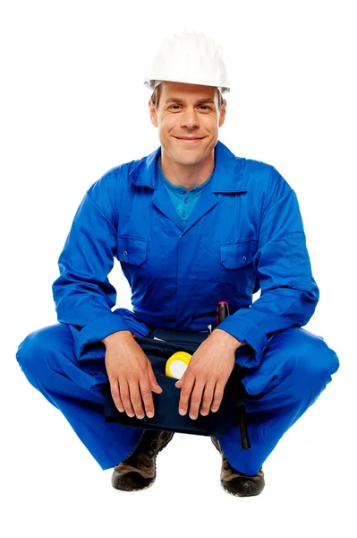 Trabalhador do sexo masculino sorrindo usando chapéu de segurança — Fotografia de Stock