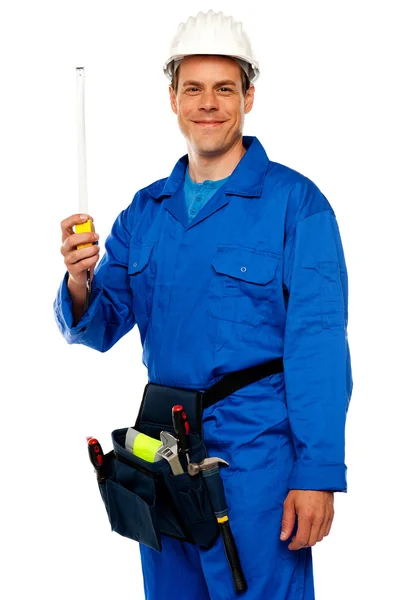 Stavební dělník drží měřicí pásky — Stock fotografie