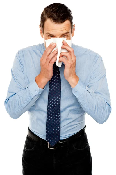 Un joven con un resfriado severo. Estornudos. — Foto de Stock