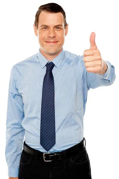 Улыбающийся молодой человек с большим пальцем вверх жестом — стоковое фото