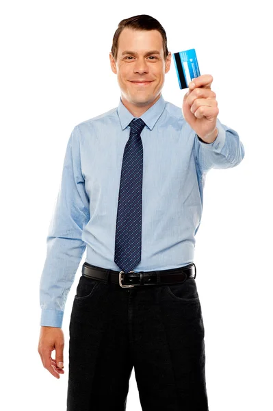 Executivo sorrindo mostrando cartão de crédito — Fotografia de Stock