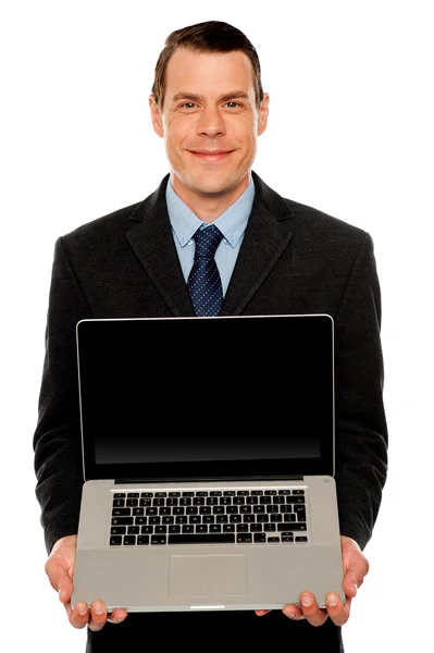 Sprytny biznesmen wystawa laptopa do Ciebie — Zdjęcie stockowe