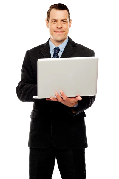 Selbstbewusste Führungskraft mit Laptop und im Internet surfen — Stockfoto