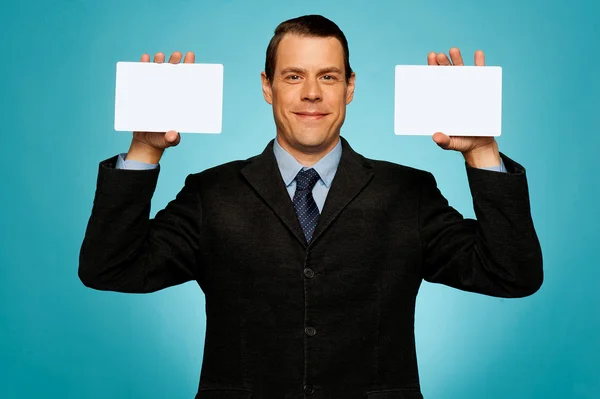 Podnikatel ukazující dvě prázdné bílé štítky — Stock fotografie