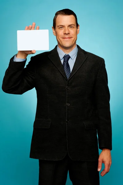 Uomo d'affari isolato con cartello in bianco — Foto Stock
