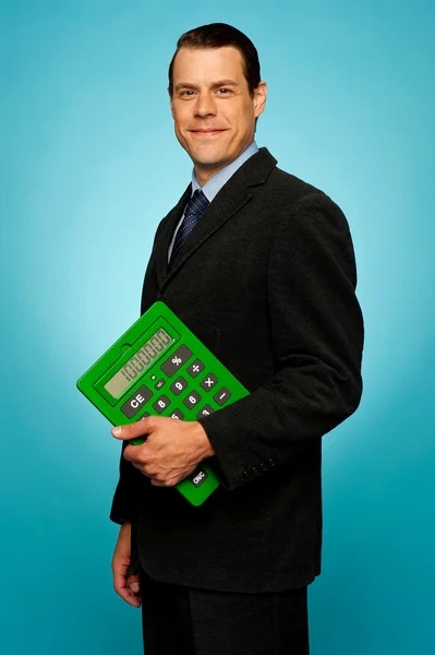 Retrato de vista lateral de um empresário com calculadora — Fotografia de Stock