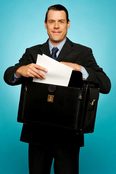 Masculino executivo organizando trabalhos de papel — Fotografia de Stock