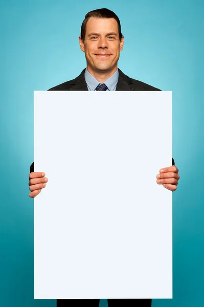 Корпоративный человек с белым белым билбордом — стоковое фото