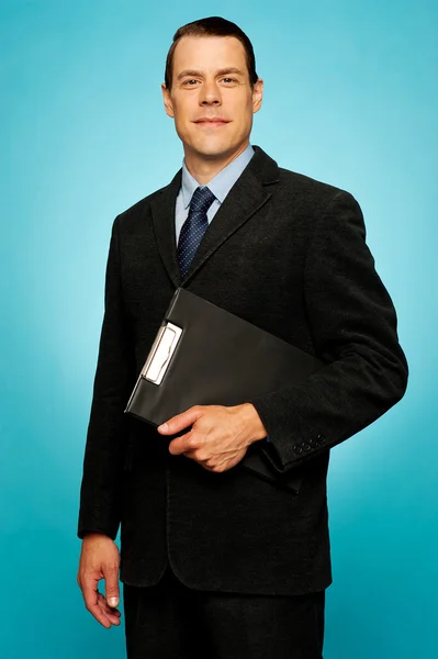 Hombre corporativo sujetando portapapeles y posando —  Fotos de Stock