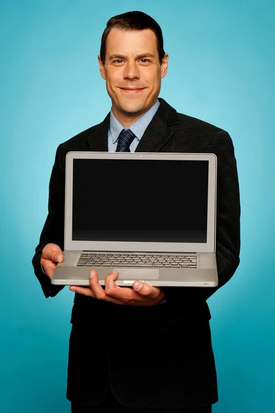 Firmenchef zeigt Laptop — Stockfoto