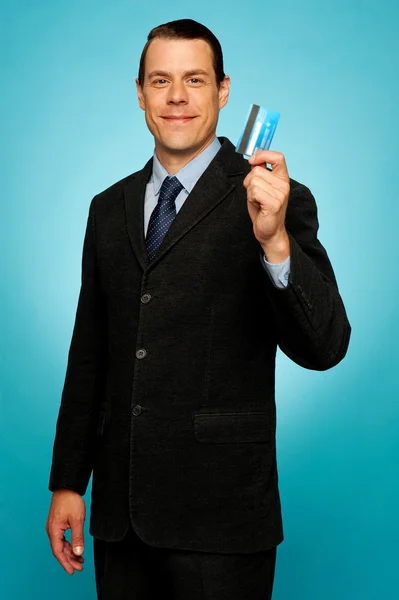 Ejecutiva masculina mostrando tarjeta de crédito — Foto de Stock