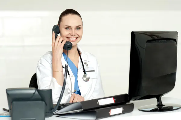 Vacker sjuksköterska prata telefon med patienten — Stockfoto