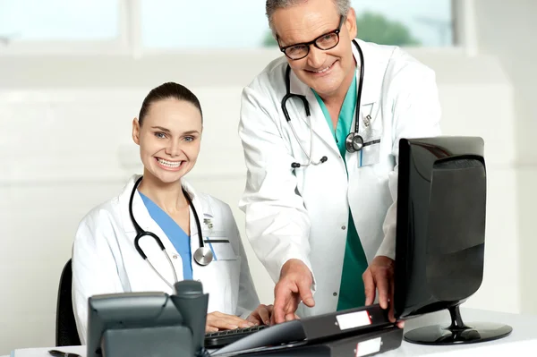 Team of doctors working on computer — Stock Photo, Image