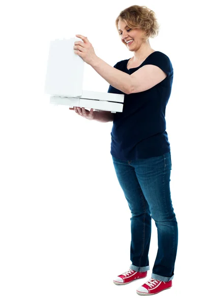 Mulher bonita olhando em caixa de pizza — Fotografia de Stock
