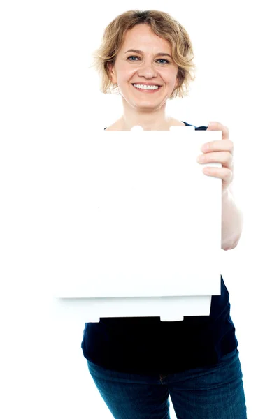 Casual woman holding open pizza box — Stock Photo, Image
