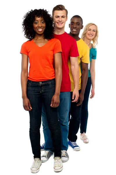 Γραμμή των φίλων casual ντυμένη με πολύχρωμα ενδυμασίες — Φωτογραφία Αρχείου