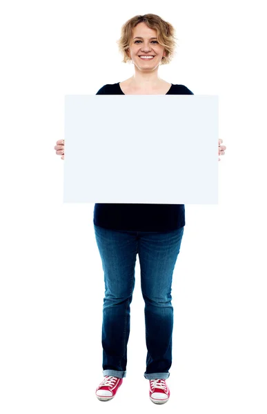 Femme montrant le tableau blanc de publicité vierge — Photo