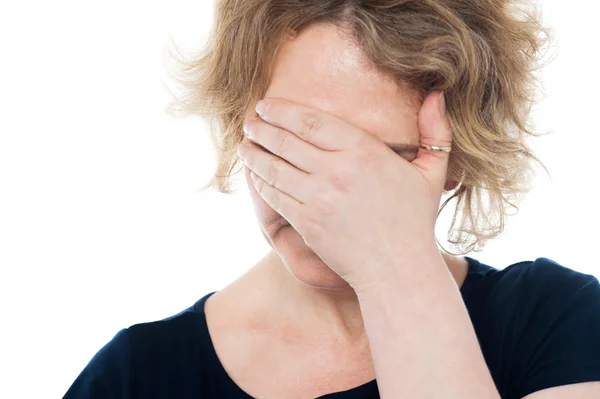 Ongelukkig vrouw verbergt haar gezicht met de hand op het — Stockfoto