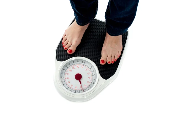 Žena stojící na váhy, detailní záběr na nohy — Stock fotografie