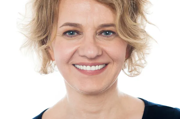 Close-up van lachende leeftijd vrouw — Stockfoto