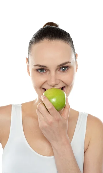 緑のリンゴを食べて美しい女性のクローズ アップの肖像画 — ストック写真