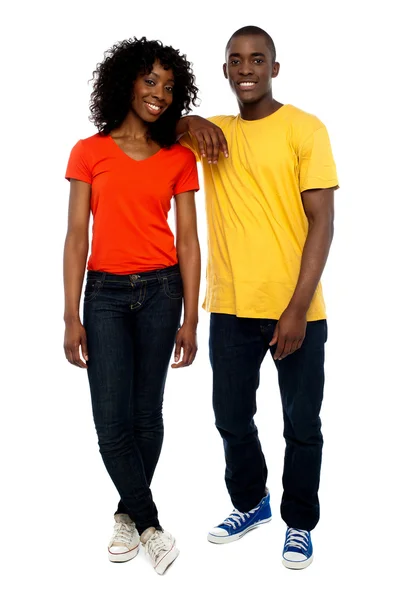 Twee aantrekkelijke Afrikaanse vrienden poseren in stijl — Stockfoto