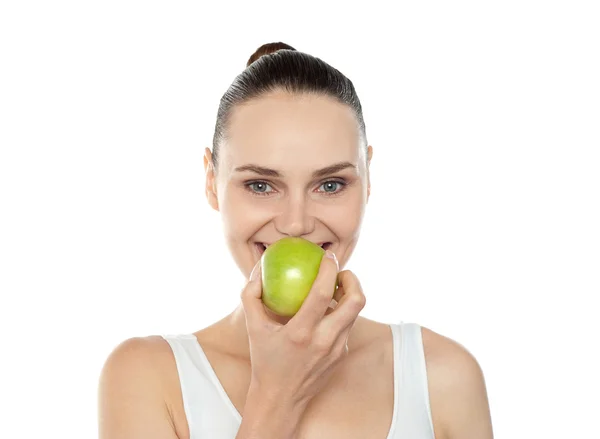 신선한 육즙 녹색 사과 먹는 매력적인 여자 — 스톡 사진