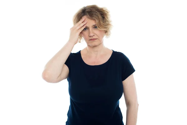 頭痛を有する高齢女性 — ストック写真