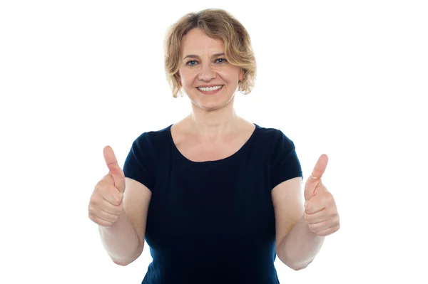 Glada casual kvinna visar dubbla tummen — Stockfoto
