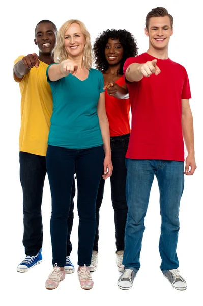 Grupo alegre de adolescentes apontando para você — Fotografia de Stock