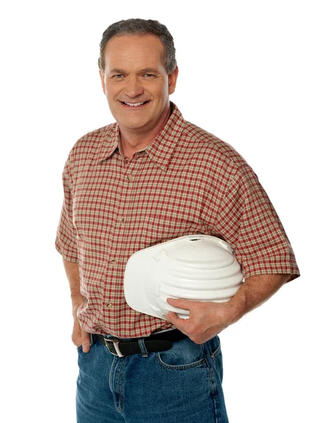 Uśmiechający się starszy architekt bezpieczeństwo biały kapelusz gospodarstwa — Zdjęcie stockowe
