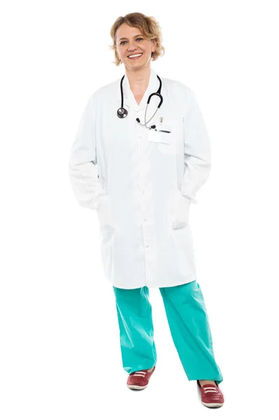 Médico sênior atraente posando casualmente — Fotografia de Stock