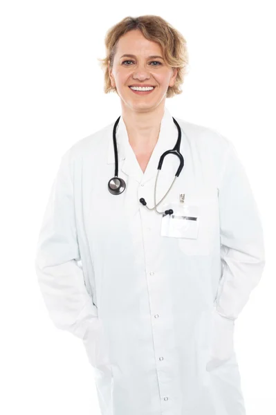 Médico feminino bonita em uniforme branco — Fotografia de Stock