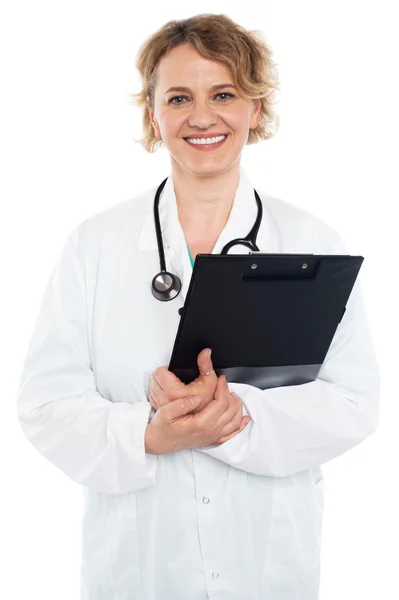 Uśmiechający się starszy lekarz przytrzymanie schowka — Zdjęcie stockowe