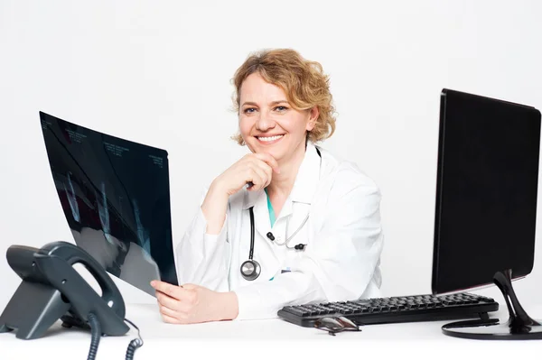 Chirurg uśmiechający się trzymając raport x-ray — Zdjęcie stockowe