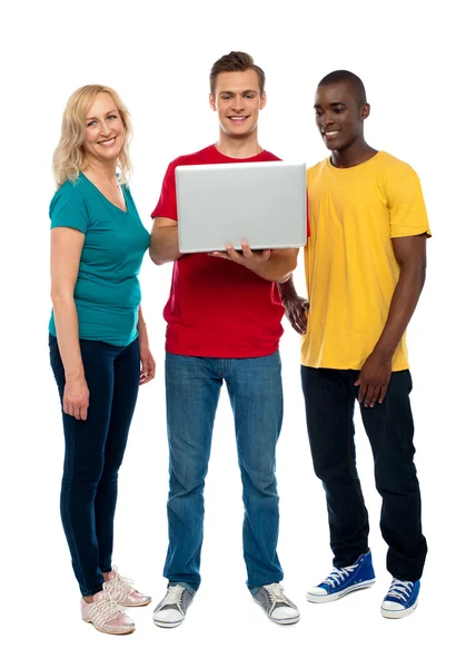 Volledige lengte schot van tieners met laptop — Stockfoto