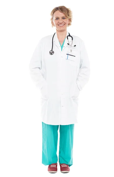 Full längd porträtt av erfarna kvinnliga läkare — Stockfoto