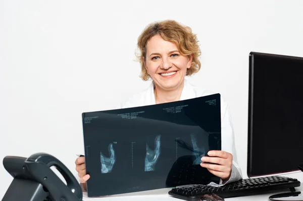 Erfahrene Chirurgin mit Röntgenbericht — Stockfoto