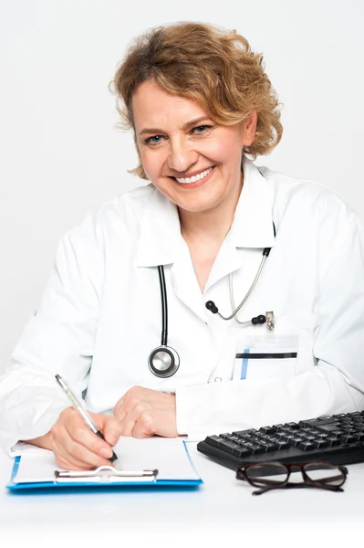 Щаслива жінка-лікар на робочому столі — стокове фото